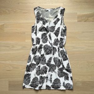 Beautiful DvF Sleeveless Black and White Dress - Size 2